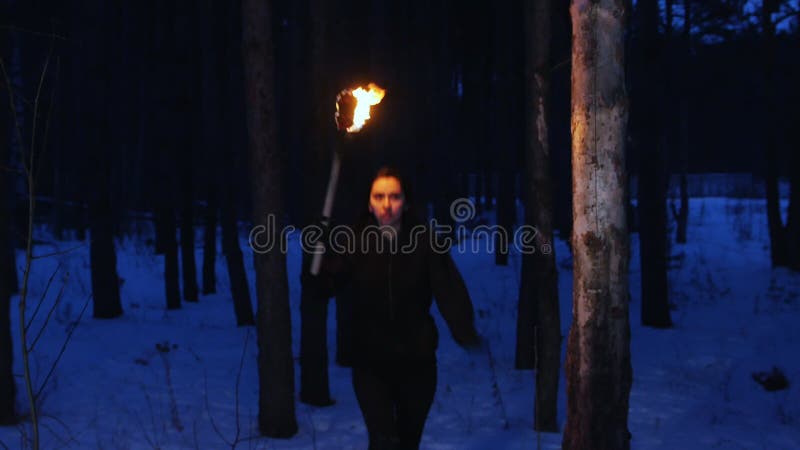 Joven mujer asustada con una antorcha que huye de algo almacen de metraje de vídeo