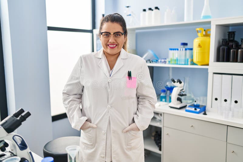 Joven mujer de gran tamaño y belleza sonriente confiada en estar en la farmacia imagenes de archivo