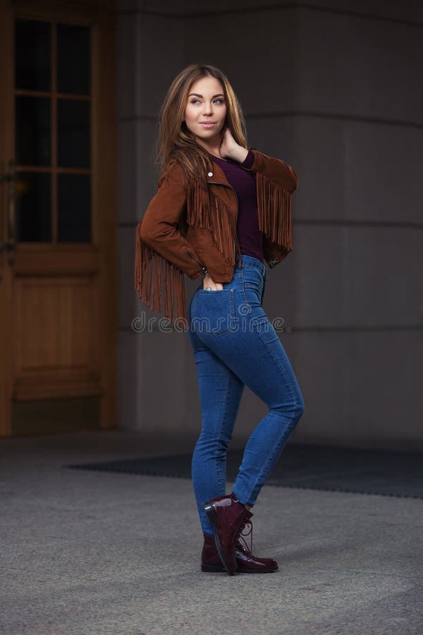 corto Nos vemos Confrontar Joven Mujer De Moda Con Chaqueta De Suede Al Margen De Cuero Y Jeans De  Color Azul Oscuro Foto de archivo - Imagen de mirando, hermoso: 229082474