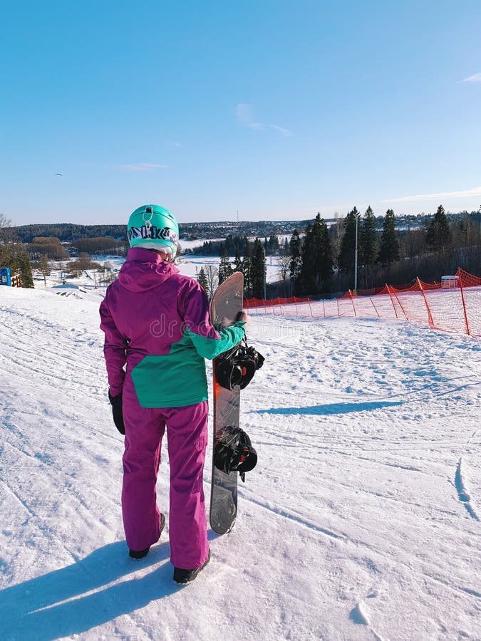 Joven Mujer De Pie Con Snowboard Vestido Con Ropa Azul Morado Imagen archivo - Imagen de equipo, actividad: 203683779
