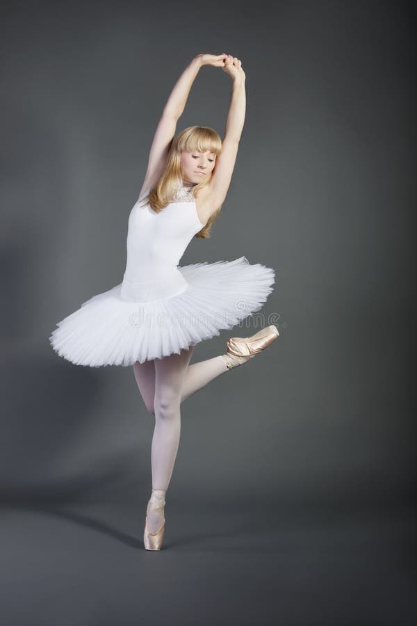 Joven Mujer De Tutu Blanco Haciendo Ballet Sobre Fondo Gris Foto de archivo  - Imagen de deporte, manera: 191862304