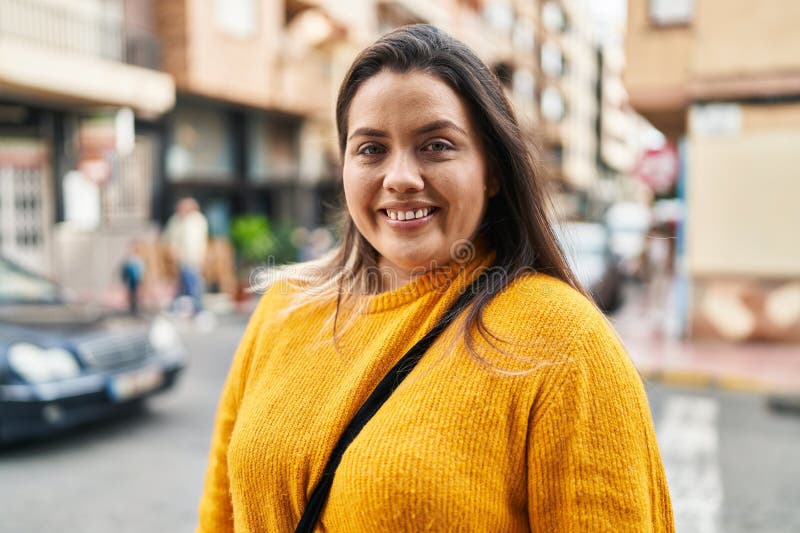 Joven mujer hermosa más grande sonriente confiada parada en la calle fotos de archivo libres de regalías