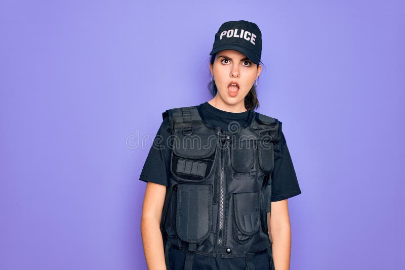 Joven Mujer Policía Con Uniforme De Chaleco Antibalas De Seguridad Sobre  Fondo Morado En Cara De Choque Parece Escéptica Y Imagen de archivo -  Imagen de bulletproof, aislado: 228160801