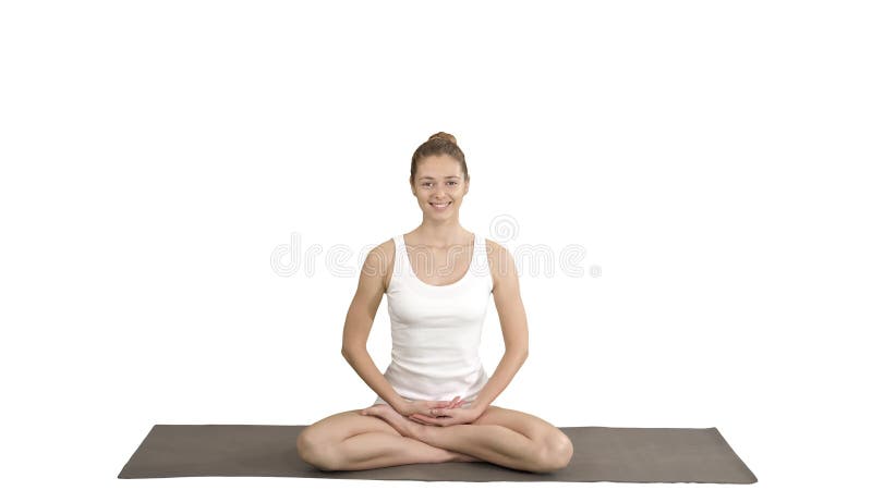 Joven mujer rubia haciendo yoga y sonriendo con fondo blanco