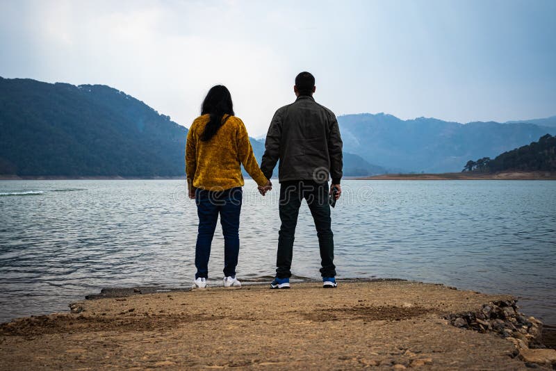 Joven Pareja Agarrándose De La Mano Y Mirando La Serena Belleza Natural En El Día Desde ángulo Plano Foto de archivo - Imagen de hermoso, belleza: 214914806 Joven Pareja Agarrándose De La Mano Y Mirando La Serena Belleza Natural En El Día Desde ángulo Plano Foto de archivo - Imagen de hermoso, belleza: 214914806