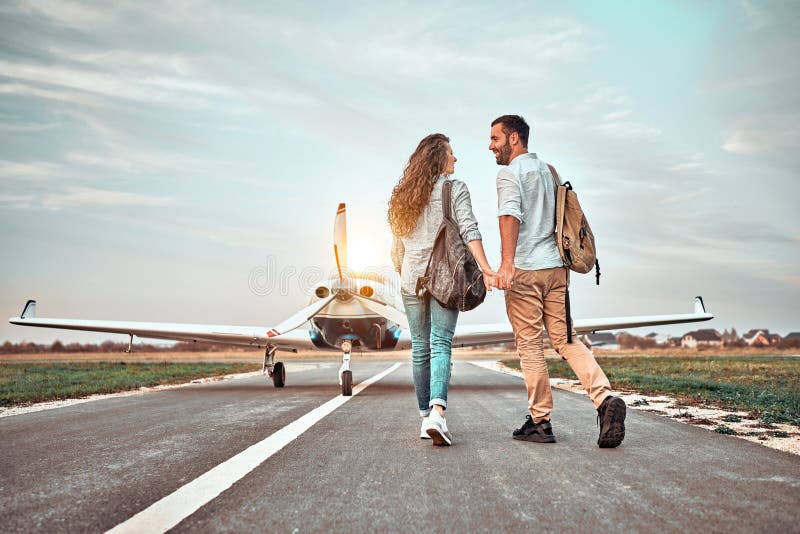 Joven Pareja Caminando Por La Pista Personas Cargando Mochilas Imagen de archivo - Imagen de aeropuerto, novio: 171857089 Joven Pareja Caminando Por La Pista Personas Cargando Mochilas Imagen de archivo - Imagen de aeropuerto, novio: 171857089