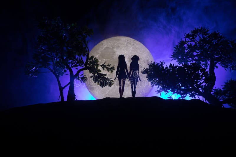Joven Pareja Enamorada De La Hermosa Luna De La Noche Imagen de archivo -  Imagen de lazo, amante: 173652355
