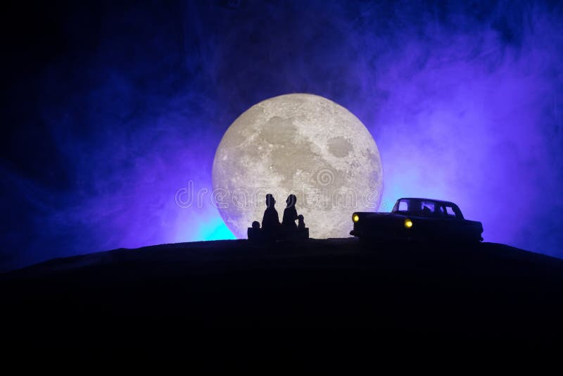 Joven Pareja Enamorada De La Hermosa Luna De La Noche Foto de archivo - Imagen de novia, adulto: 173652372 Joven Pareja Enamorada De La Hermosa Luna De La Noche Foto de archivo - Imagen de novia, adulto: 173652372