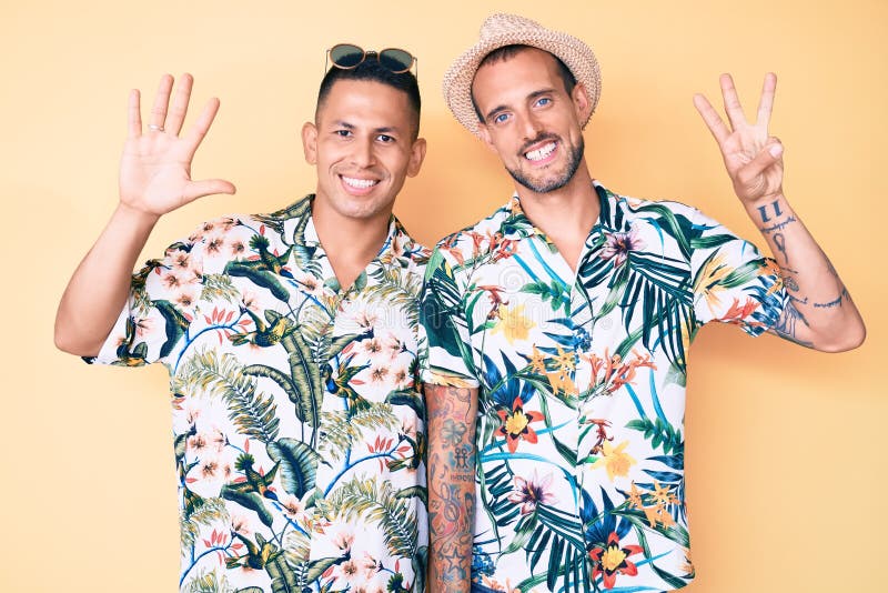 Joven Pareja Gay De Dos Hombres Con Sombrero De Verano Y Camisa Hawaiana Mostrando Y Señalando Con Los Dedos Número Mientras Foto de archivo - Imagen de alegre, 213986144