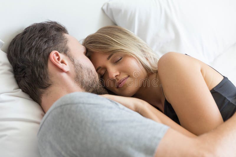 Joven Pareja Linda Abrazarse Y Dormir Juntos En La Cama Foto de archivo - Imagen de narciso, rubio: 194995052 Joven Pareja Linda Abrazarse Y Dormir Juntos En La Cama Foto de archivo - Imagen de narciso, rubio: 194995052