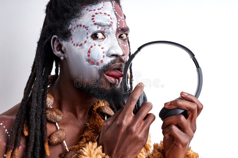 Joven primitivo africano nativo sabe auriculares lame ella foto de archivo