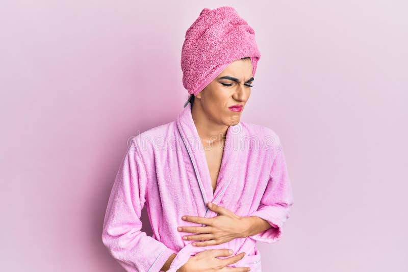 Joven Hombre Que Usa Mujer Maquillaje Usando Toalla De Ducha En La Cabeza Y  Albornoz Despistado Y Confundido Con Los Brazos Abiert Imagen de archivo -  Imagen de ducha, hombre: 219589133