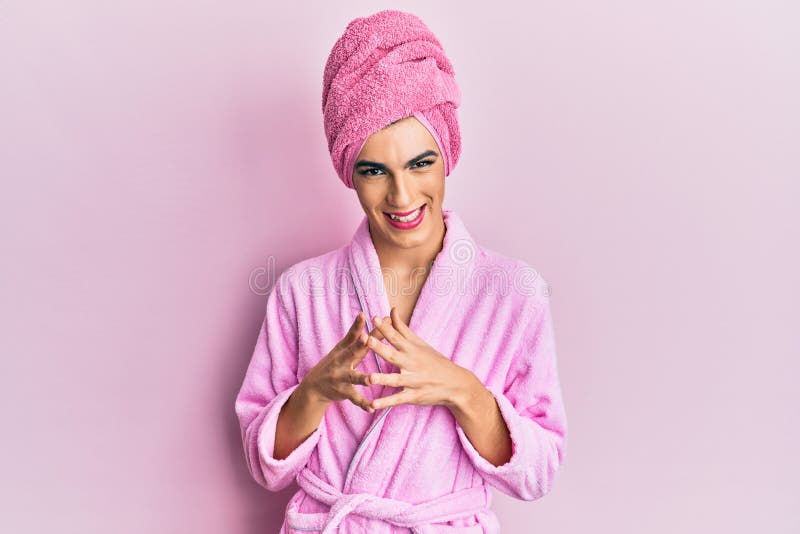 Joven Hombre Que Usa Mujer Maquillaje Usando Toalla De Ducha En La Cabeza Y  Albornoz Despistado Y Confundido Con Los Brazos Abiert Imagen de archivo -  Imagen de ducha, hombre: 219589133