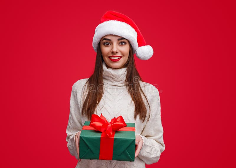 Sorpresa De Navidad Mujer Amorosa Dando Regalos Al Marido Foto de archivo -  Imagen de suéter, novia: 161285838