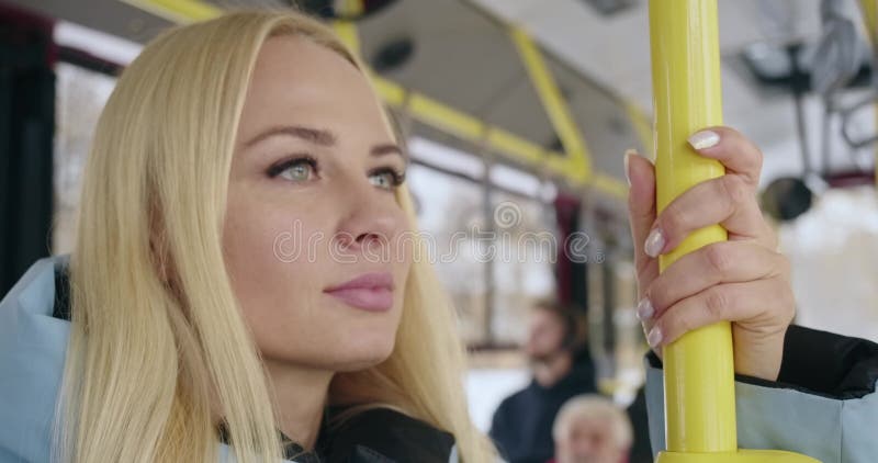 Joven rubia de pie en el autobús. almacen de video