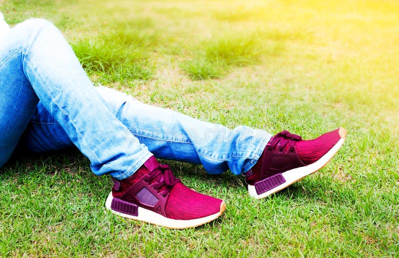 Joven Sentada En El Jardín Usando Zapatos De De Moda Nuevos Zapatillas De Imagen de archivo - Imagen de adulto, activo: 188365235