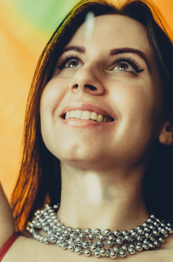 Joven sonriente celebra el retrato de mardi gras de primer plano imagenes de archivo