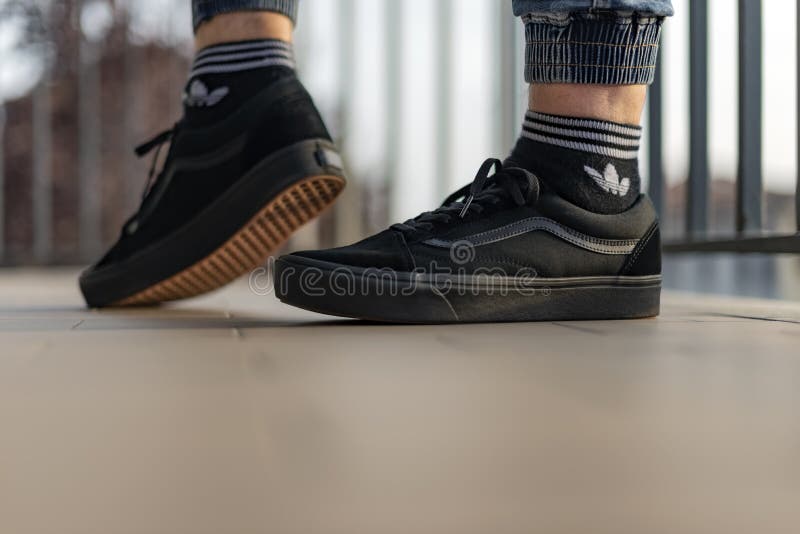 Joven Usando Zapatos Viejos De Skool Y Calcetines Negros De Adidas En La  Calle Foto editorial - Imagen de primer, nuevo: 170706776