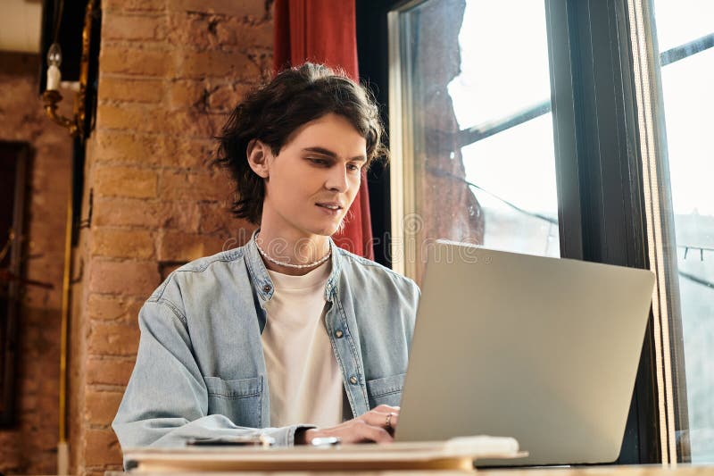 Joven y apuesto chico disfrutando un momento fotografía de archivo libre de regalías