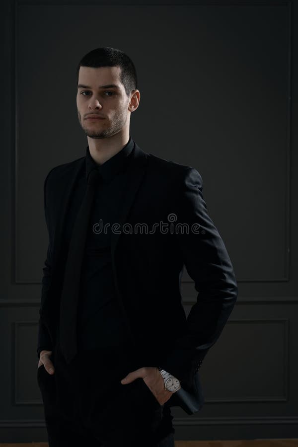 Joven Empresario Apuesto Con Camisa Negra Y Traje Negro de archivo - Imagen modelo, camisa: 172886157