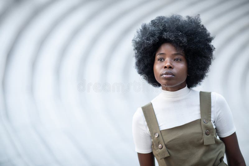 Joven y bella chica negra en un paisaje urbano, foto artÃstica creativa imagen de archivo Joven y bella chica negra en un paisaje urbano, foto artÃstica creativa imagen de archivo
