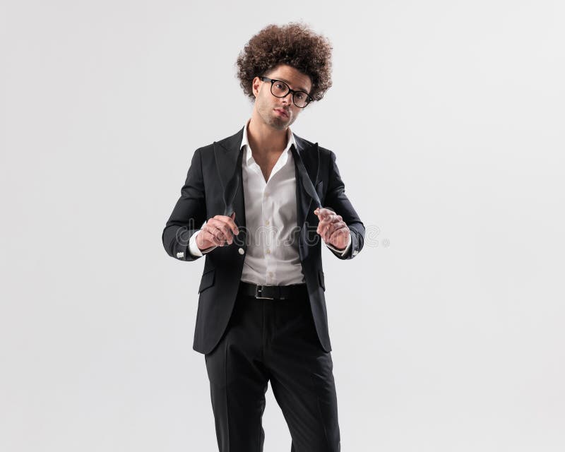 Joven y elegante empresario con gafas sosteniendo un tazón desatado fotos de archivo