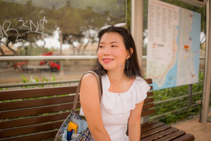 Feliz Niña Coreana Relajándose En El Parque Con Teléfono Celular Y Café