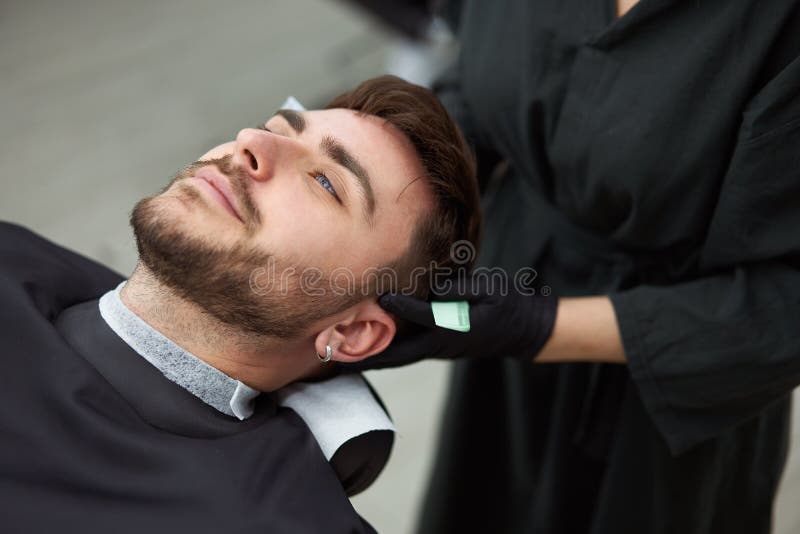 Joven Y Hermosa Mujer Caucásica Peluquera Corta Barba Hombre