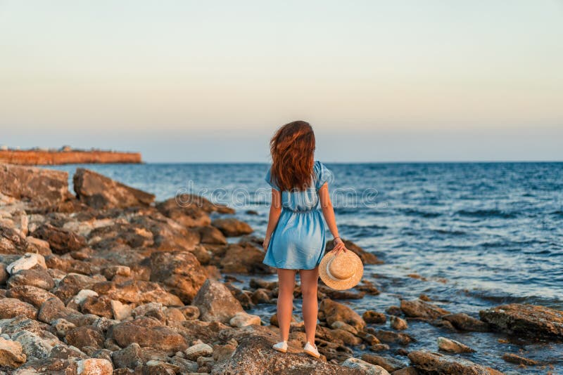 Joven Y Hermosa Mujer Vestida Y Sombrero Sosteniendo Un Ramo De Flores Al  Atardecer Al Lado Del Mar ánimo Romántico Imagen de archivo - Imagen de  océano, persona: 198158863