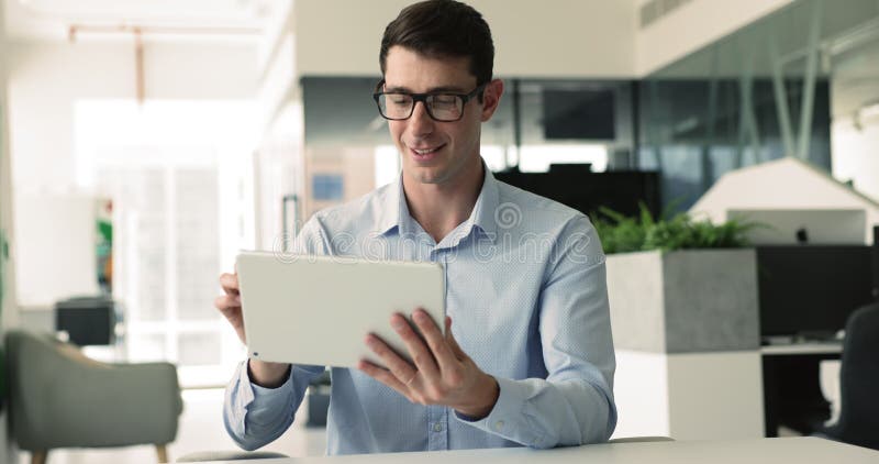 Joven y positivo empresario hispano trabajando en un proyecto de Internet metrajes
