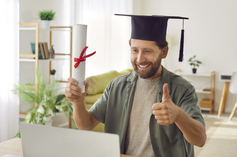 Joven y sonriente graduado con videollamadas en mano. foto de archivo libre de regalías