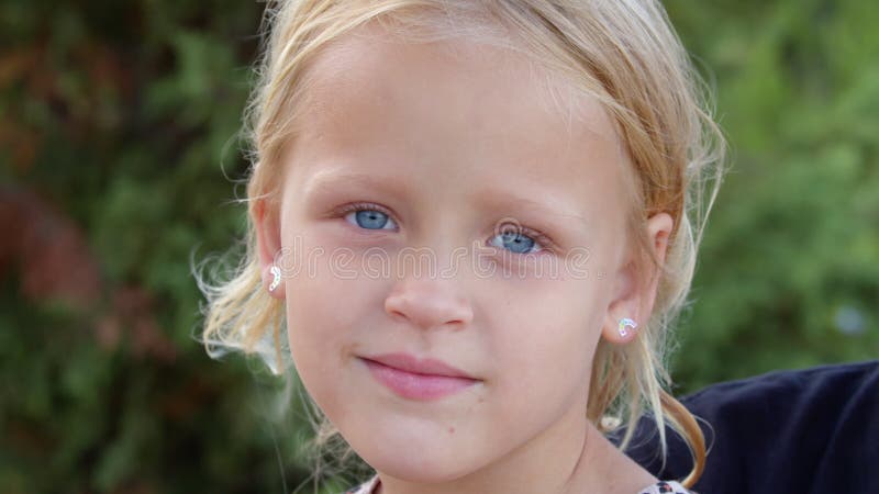 Jovencita alegre con ojos azules al aire libre almacen de video