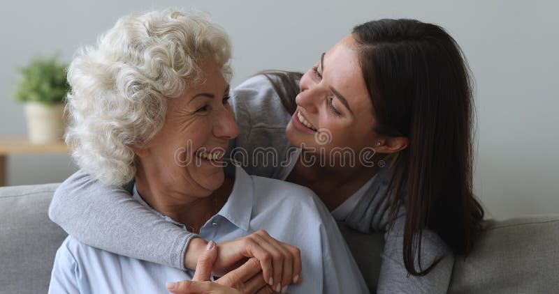 Jovencita amante feliz abrazando a madrugada madura.