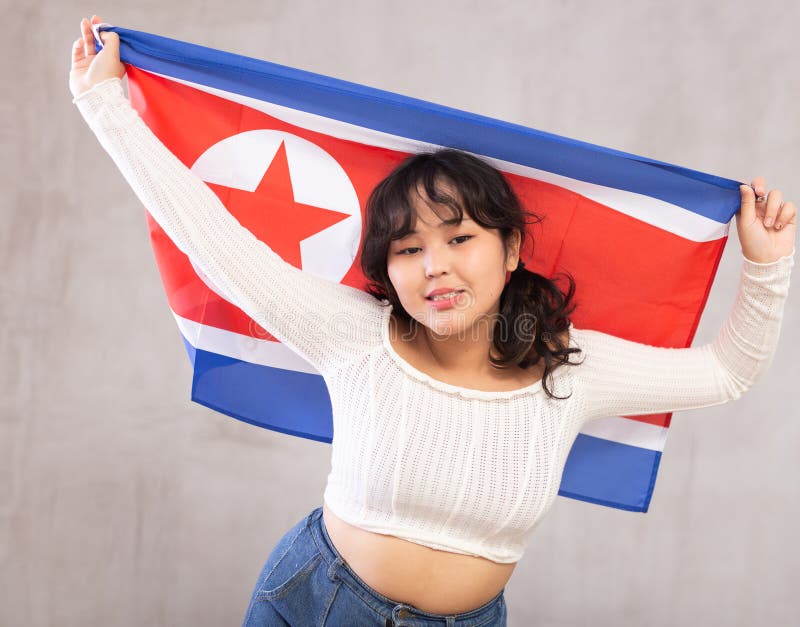Jovencita disgustada con bandera de corea del norte