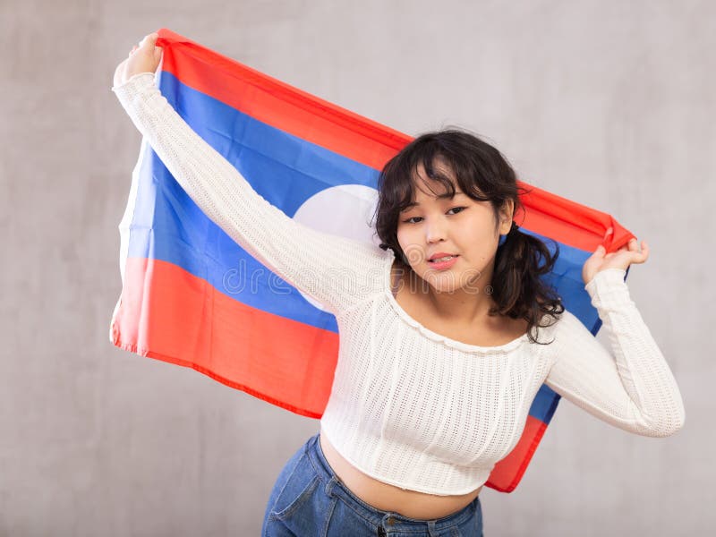 Jovencita disgustada con bandera laos