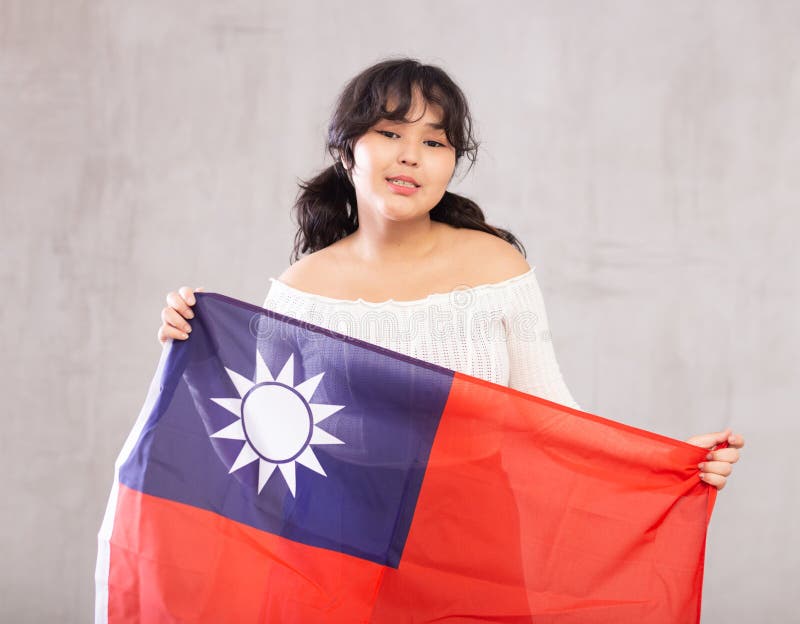 Jovencita disgustada con la bandera de taiwán