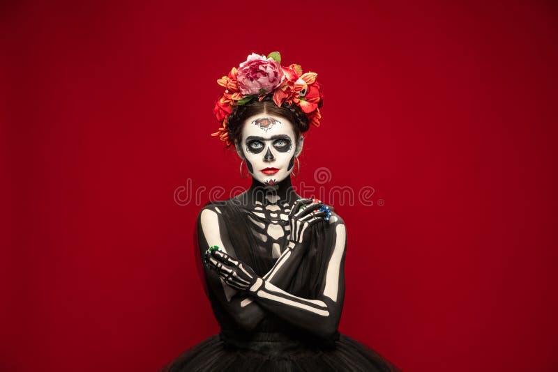 Jovencita a Imagen De Santa Muerte O Cráneo De Azúcar Con Maquillaje Brillante. Retrato Aislado En Estudio Foto de archivo - Imagen de culto, catrina: 198497842 Jovencita a Imagen De Santa Muerte O Cráneo De Azúcar Con Maquillaje Brillante. Retrato Aislado En Estudio Foto de archivo - Imagen de culto, catrina: 198497842