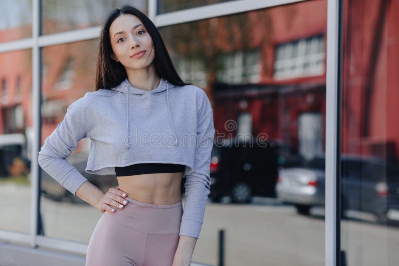 El actual Destruir Consejos Jovencita Linda Con Ropa Deportiva Cerca De La Ventana. Solo Una Chica  Deportiva Foto de archivo - Imagen de deportes, gimnasio: 184568578