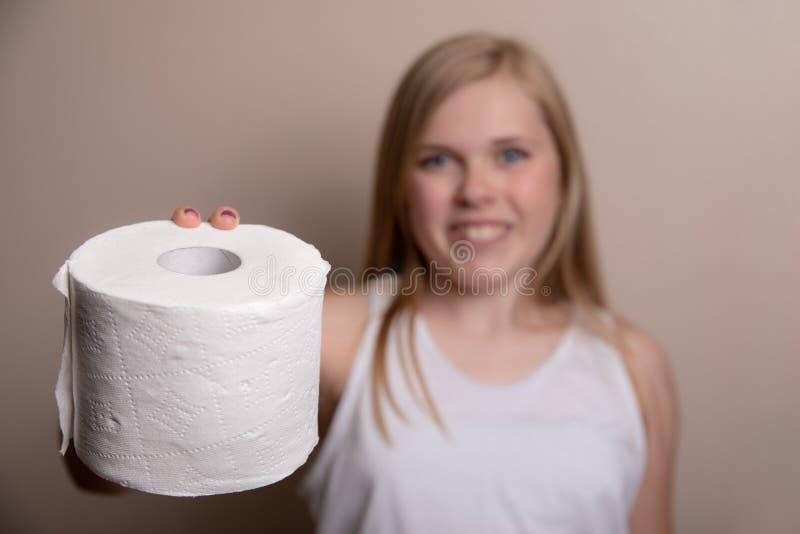 Jovencita sosteniendo un rollo de papel higiénico imágenes de archivo libres de regalías