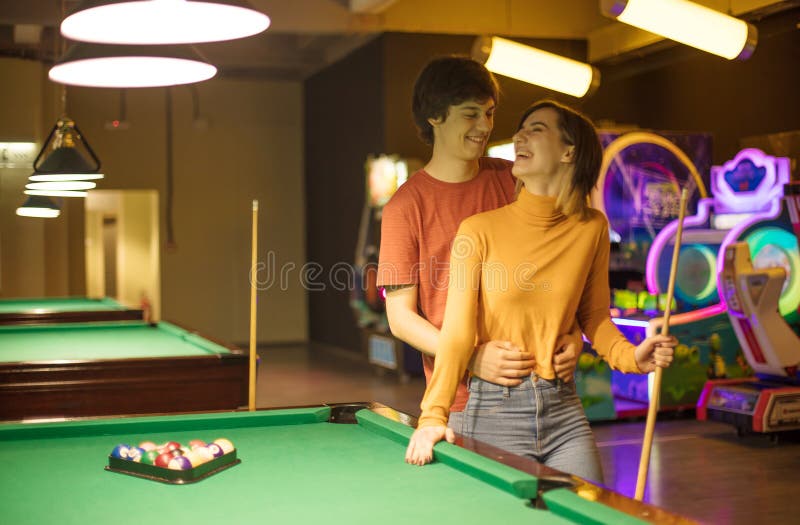 Jovem Casal Em Sala De Bilhar. Namorado Ensinando Sua Namorada a Jogar  Bilhar Imagem de Stock - Imagem de boate, feriado: 212990253