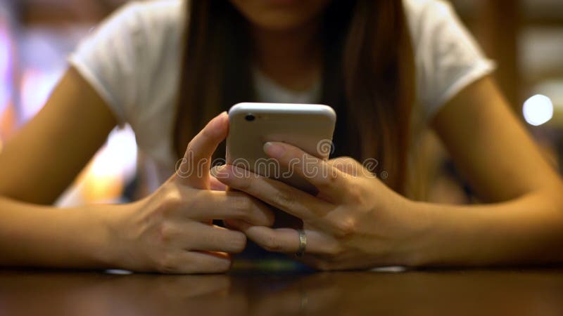 4.000 jovens asiáticas em restaurantes conversando e mandando smartphone por wirth