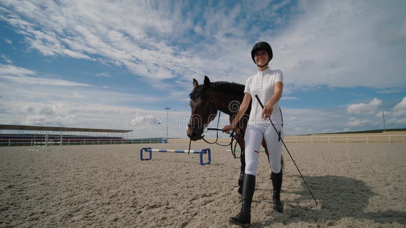 Mulher-cavalo Cavalgando a Cavalo Marrom E Pulando a Cerca Na Arena De  Sandy Parkour Salto De Treinamento Competitivo Filme - Vídeo de cantor,  mostra: 160093714