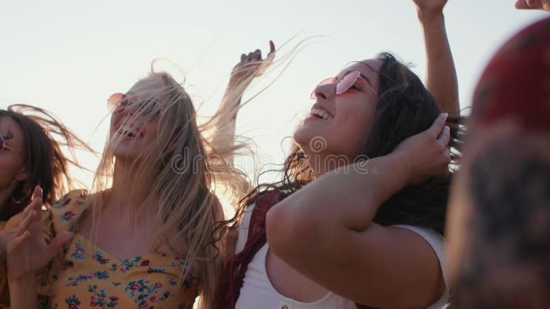 Jovens dançando na praia