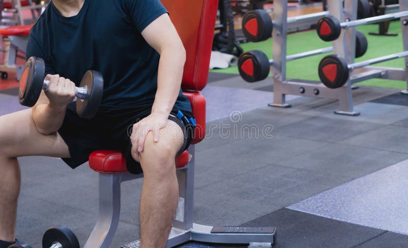 Jovens Esportistas Fazendo Esquadras De Sumo Com Kettlebell Na