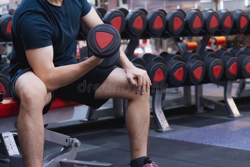 Jovens Esportistas Fazendo Esquadras De Sumo Com Kettlebell Na