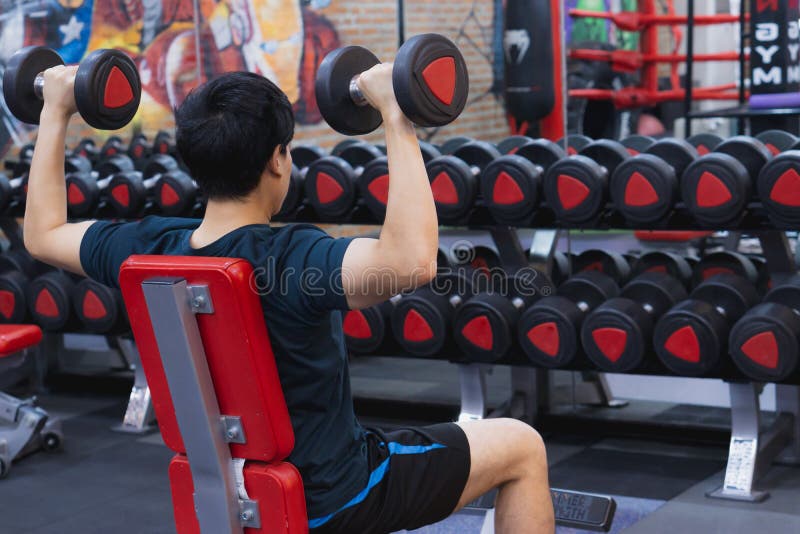 Jovens Esportistas Fazendo Esquadras De Sumo Com Kettlebell Na