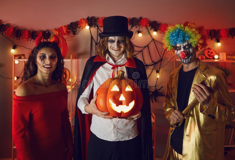 Homem irreconhecível na fantasia criativa de halloween