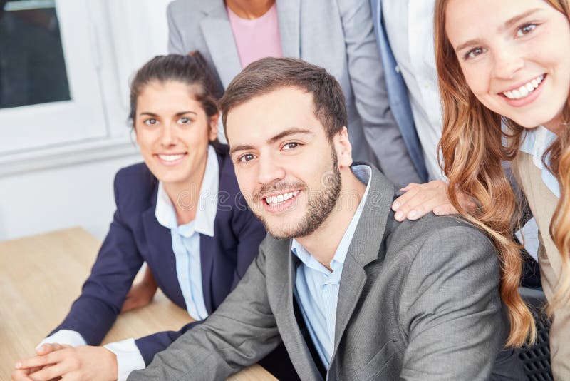 Jovens empresários bem-sucedidos como uma equipe de arranque imagem de stock Jovens empresários bem-sucedidos como uma equipe de arranque imagem de stock