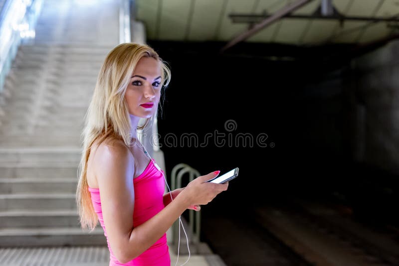 Jovens esperam trem na plataforma subterrânea foto de stock royalty free Jovens esperam trem na plataforma subterrânea foto de stock royalty free
