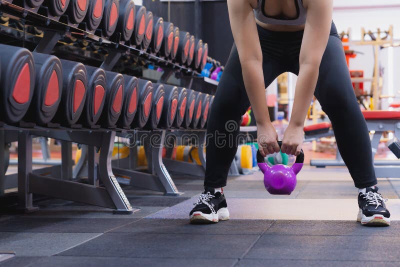 Jovens Esportistas Fazendo Esquadras De Sumo Com Kettlebell Na Academia  Conceito De Esporte E Exercício Foto de Stock - Imagem de equipamento,  povos: 170252468